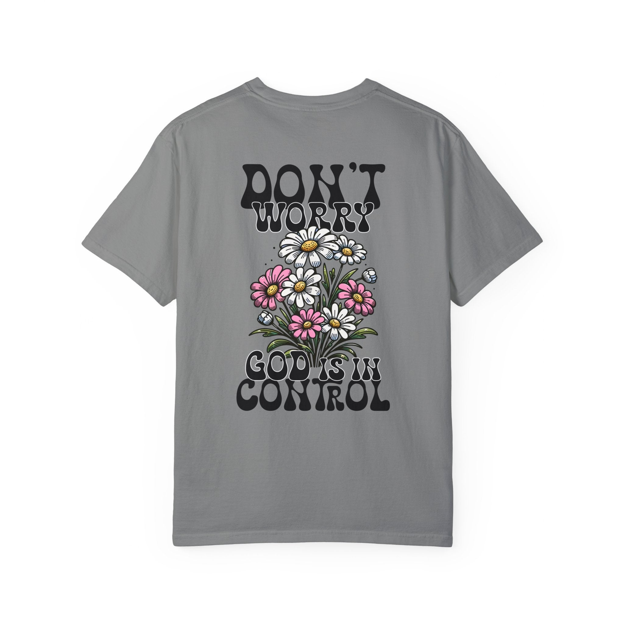 No te preocupes, Dios tiene el control. Cómoda camiseta de manga corta de peso pesado