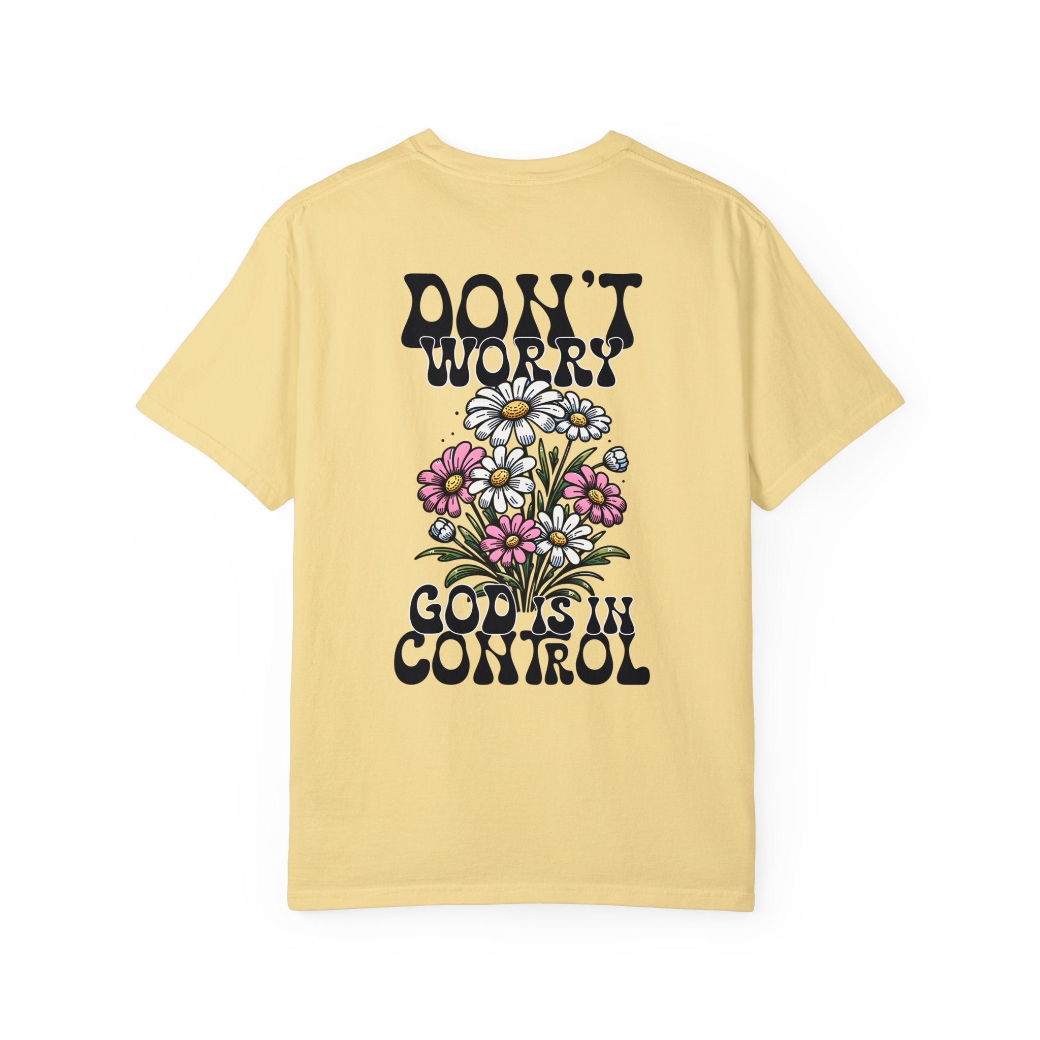 No te preocupes, Dios tiene el control. Cómoda camiseta de manga corta de peso pesado