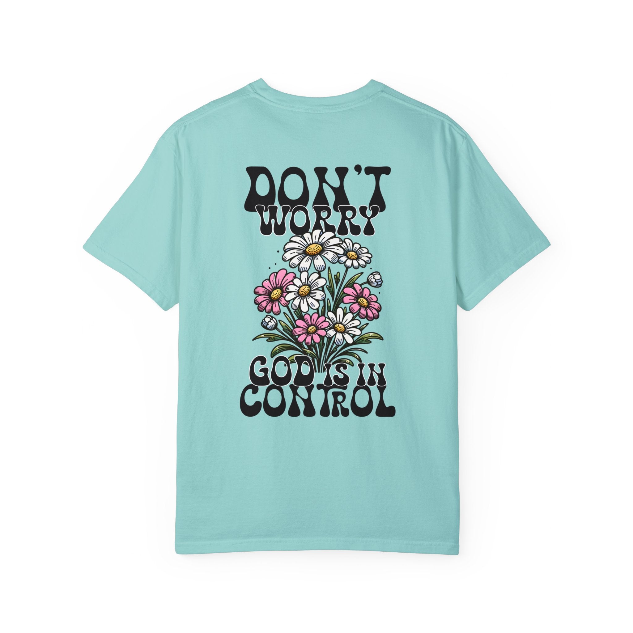 No te preocupes, Dios tiene el control. Cómoda camiseta de manga corta de peso pesado