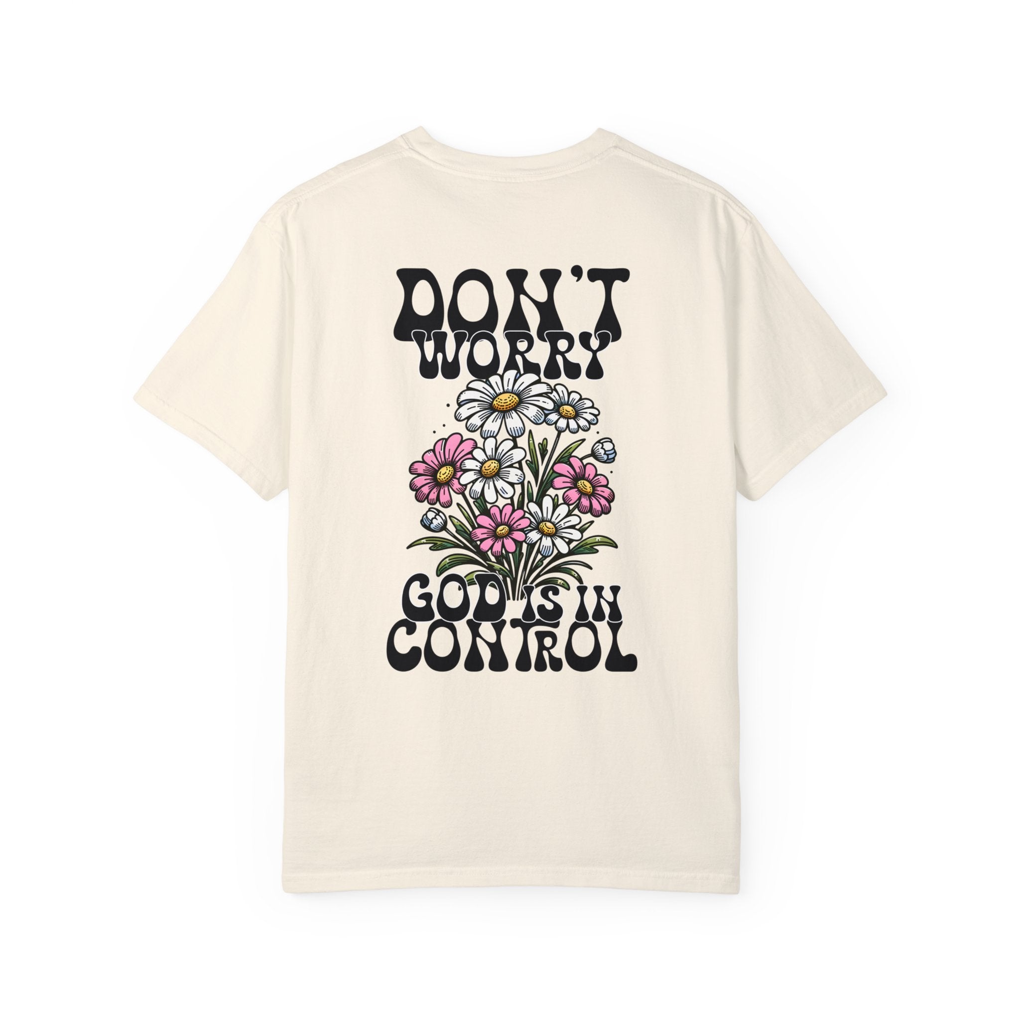 No te preocupes, Dios tiene el control. Cómoda camiseta de manga corta de peso pesado