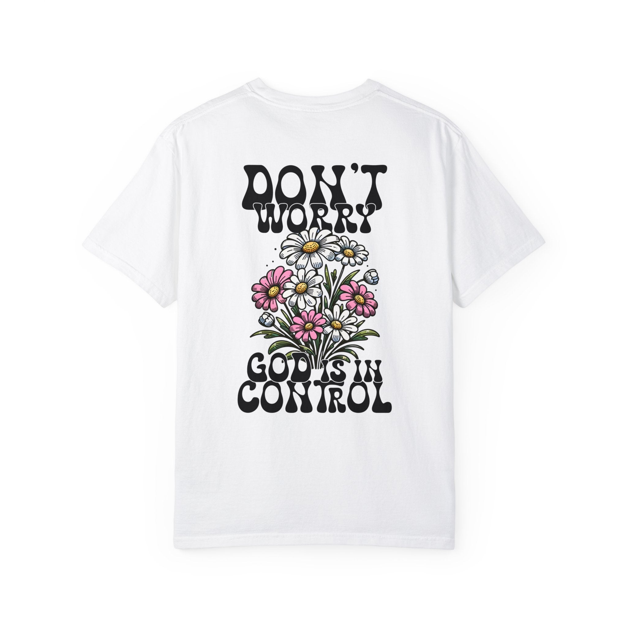 No te preocupes, Dios tiene el control. Cómoda camiseta de manga corta de peso pesado