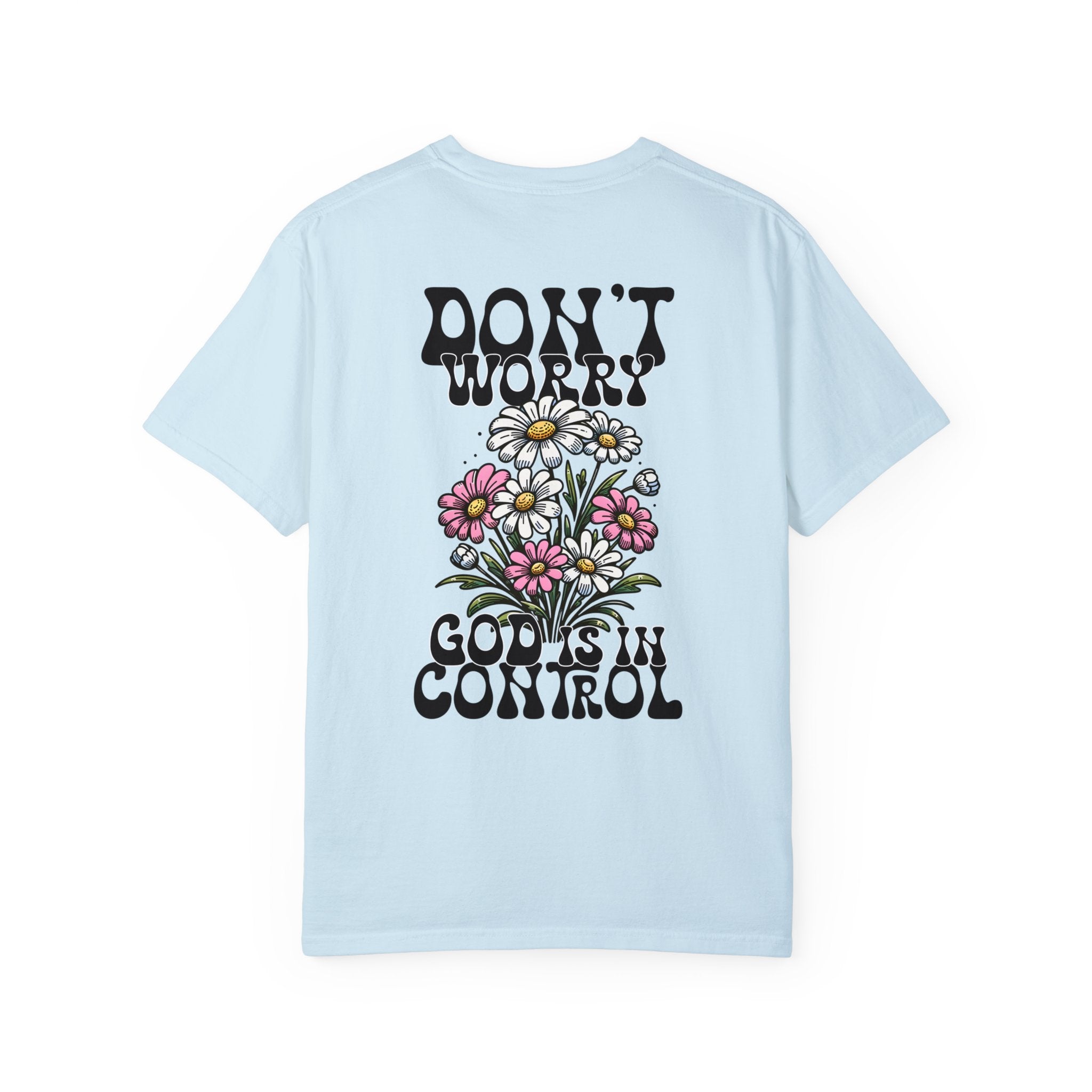 No te preocupes, Dios tiene el control. Cómoda camiseta de manga corta de peso pesado