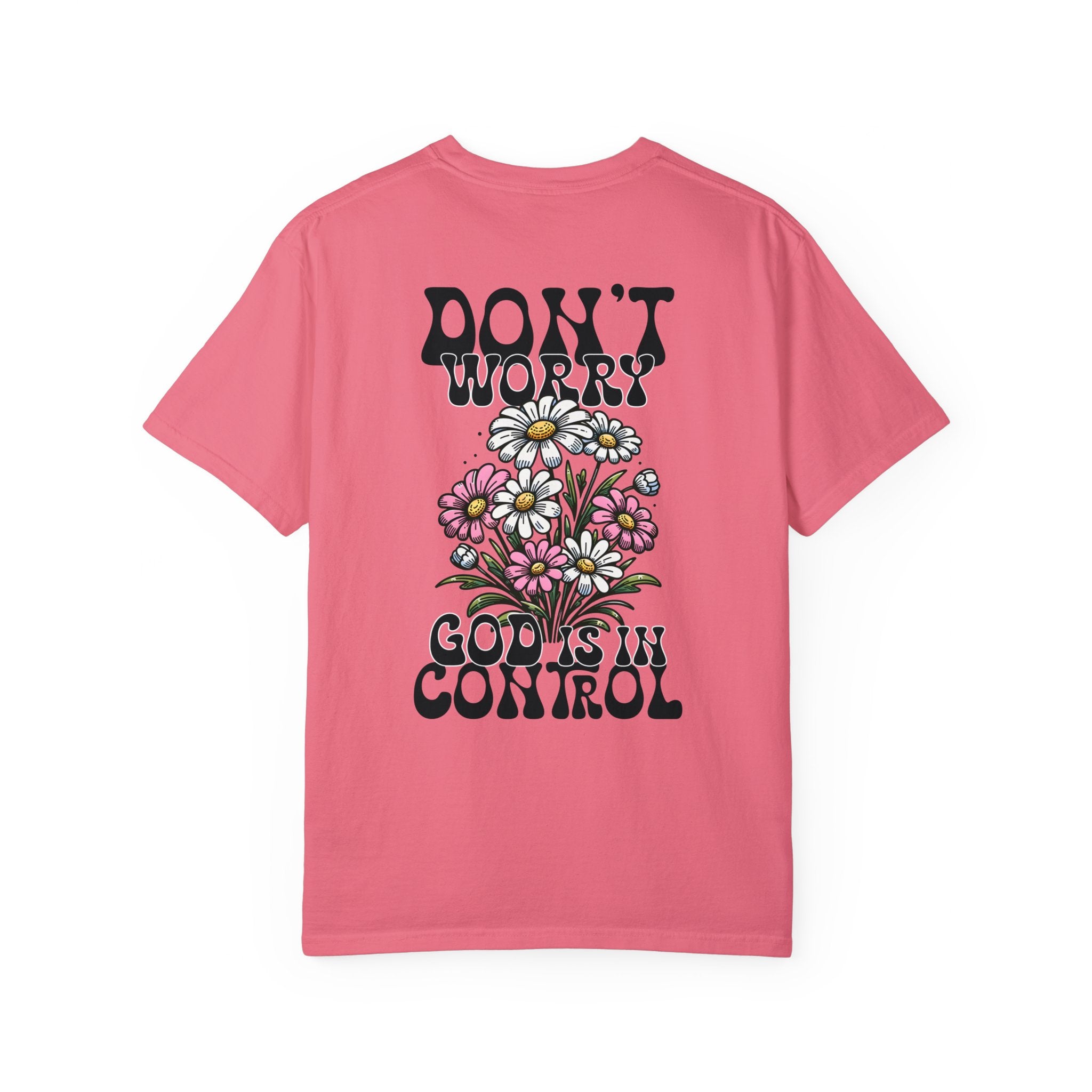 No te preocupes, Dios tiene el control. Cómoda camiseta de manga corta de peso pesado