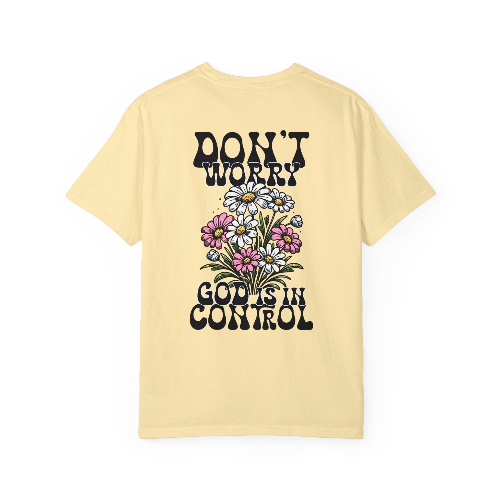 No te preocupes, Dios tiene el control. Cómoda camiseta de manga corta de peso pesado