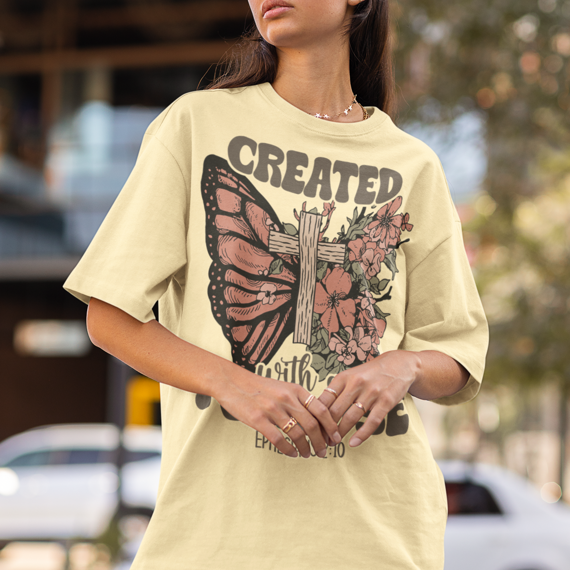 Camiseta de manga corta de peso pesado y cómoda con diseño de mariposas cruzadas creada con un propósito