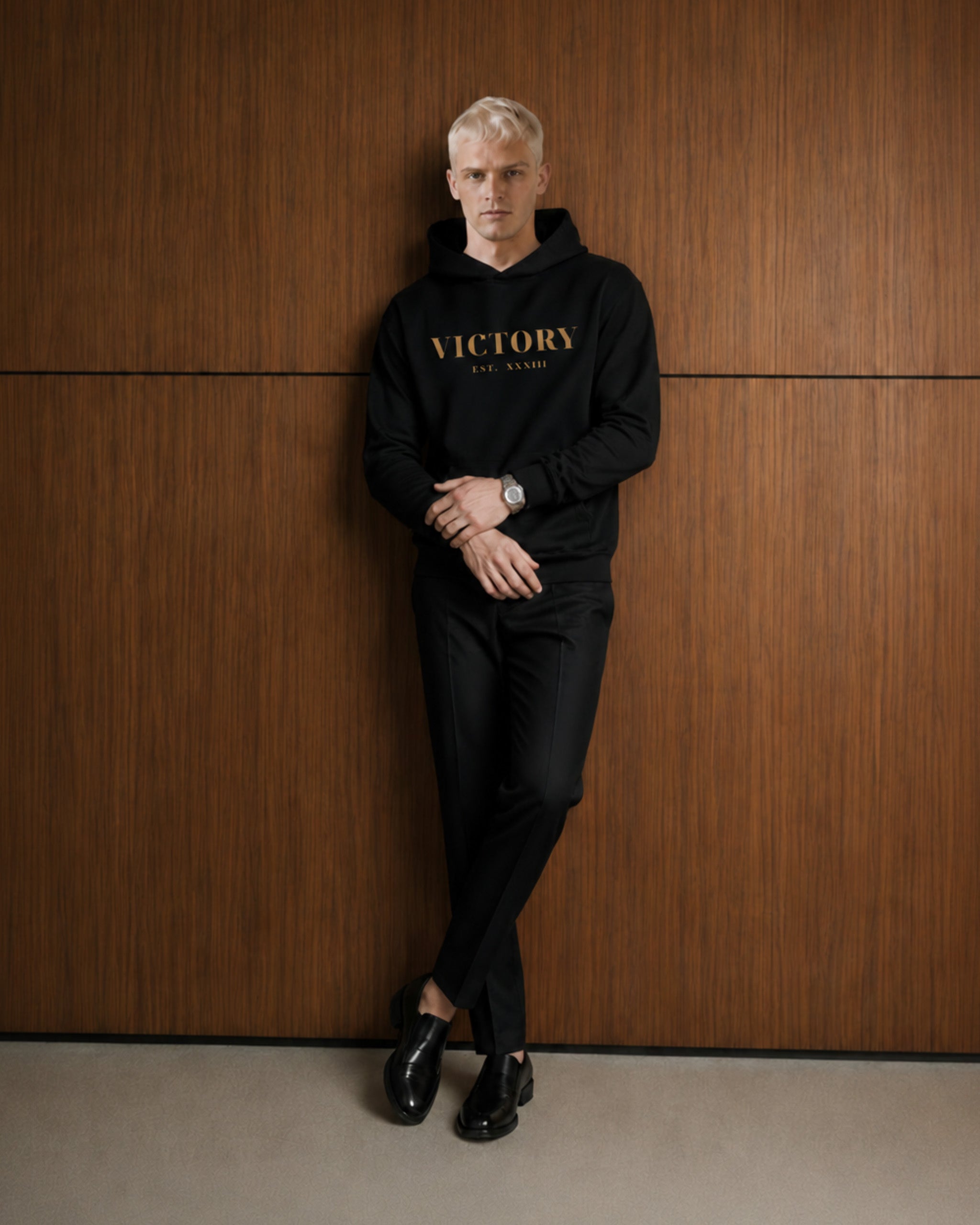 HOODIE_VICTORY man against wall jpa